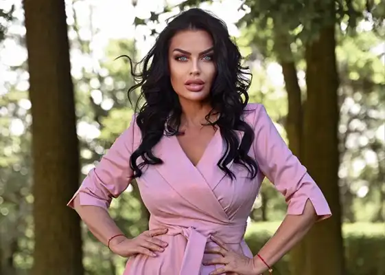 Modelo en vestido rosa DANA Collection al aire libre