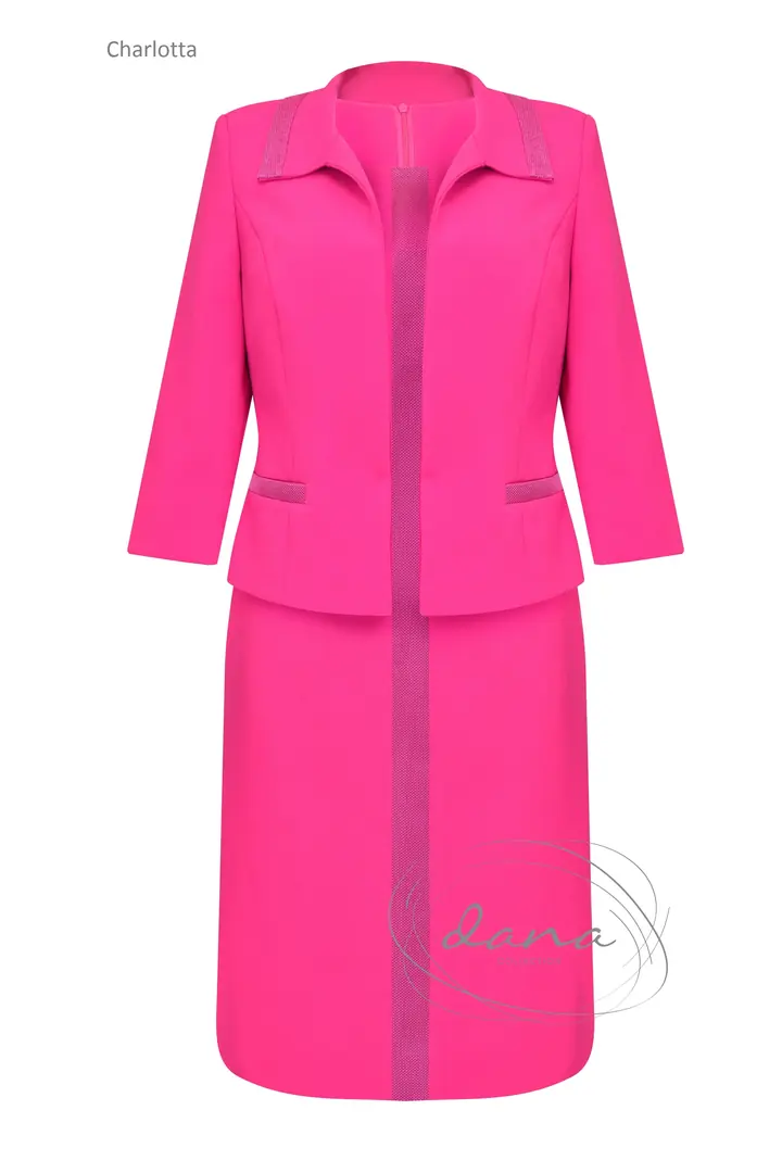 Traje color amaranto DANA Collection