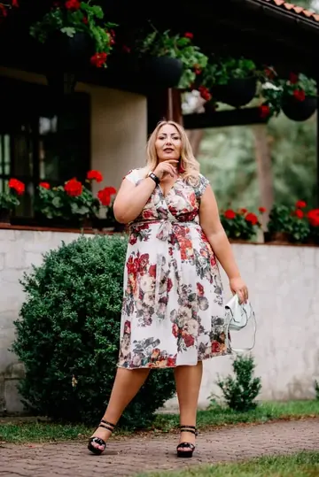 Vestido floral femenino en ambiente veraniego