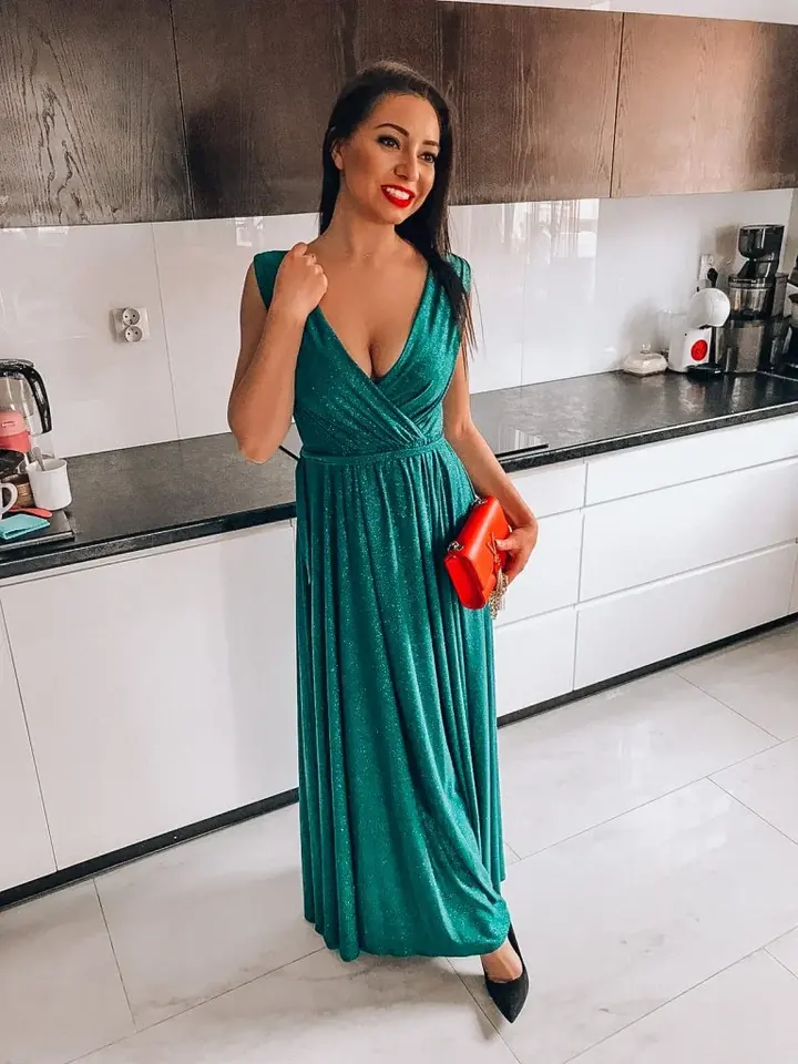 Modelo en vestido largo verde DANA Collection