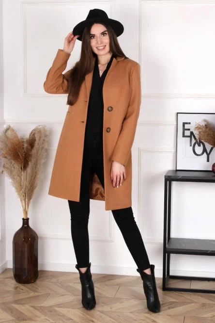 Modelo en abrigo color camel